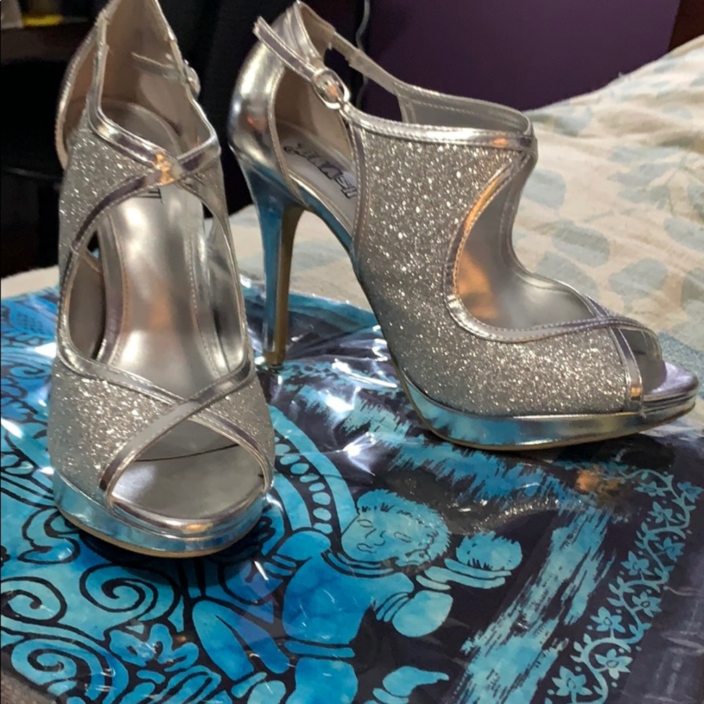 Silver Heels ! - Picture 3 of 4